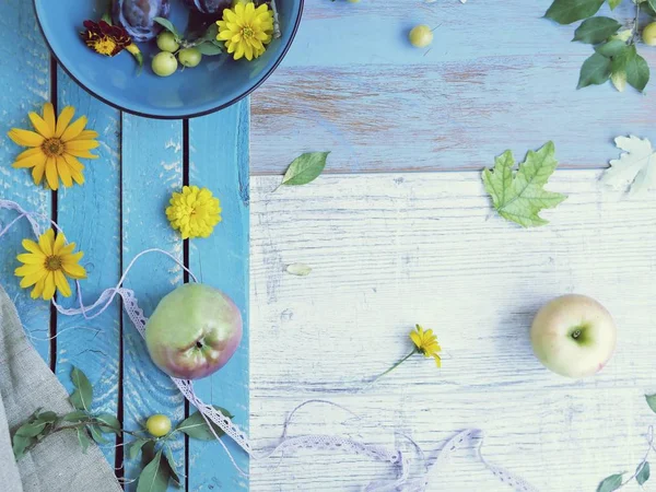 Frisches Gemüse Obst Blumen Blätter Auf Einem Holztisch Draufsicht Zubereitung — Stockfoto