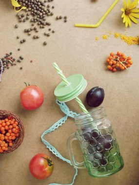 Sebze, baharat, çiçek, meyve, masada cam bardak, üst görünümü, mevsimlik gıda, sağlıklı yaşam tarzı