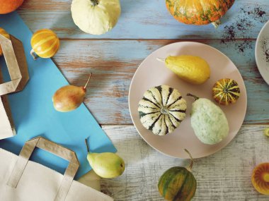 Sebze ve meyve, sağlıklı gıda pişirmek için piyasadan ürünlerin bir paket, masada, üst görünümü, mevsimlik gıda