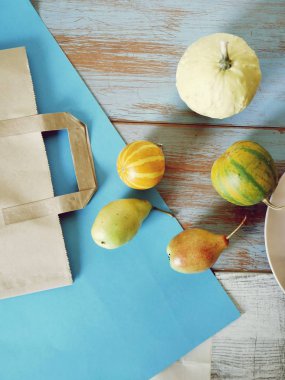 Sebze ve meyve, sağlıklı gıda pişirmek için piyasadan ürünlerin bir paket, masada, üst görünümü, mevsimlik gıda