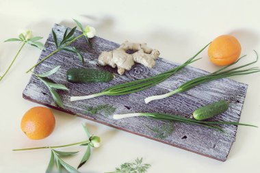 Sebzeler, meyveler, mutfak masasında yeşil otlar, sağlıklı yiyecekler, detoks, mevsimlik gıdalar