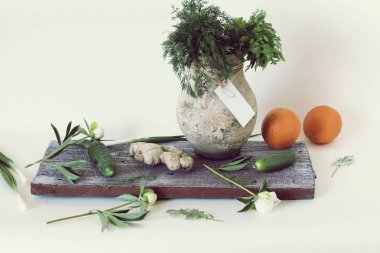 Sebzeler, meyveler, mutfak masasında yeşil otlar, sağlıklı yiyecekler, detoks, mevsimlik gıdalar