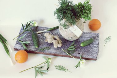 Sebzeler, meyveler, mutfak masasında yeşil otlar, sağlıklı yiyecekler, detoks, mevsimlik gıdalar