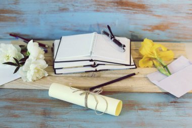  Kitaplar, boş defter, kağıt, ahşap bir masa üzerinde gözlük, üst görünüm