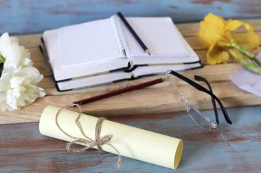  Kitaplar, boş defter, kağıt, ahşap bir masa üzerinde gözlük, üst görünüm