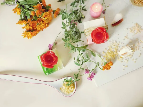 Φυσικό Σαπούνι Κεριά Θαλασσινό Αλάτι Λουλούδια Κοχύλια Ελαφρύ Φόντο Προετοιμασία — Φωτογραφία Αρχείου