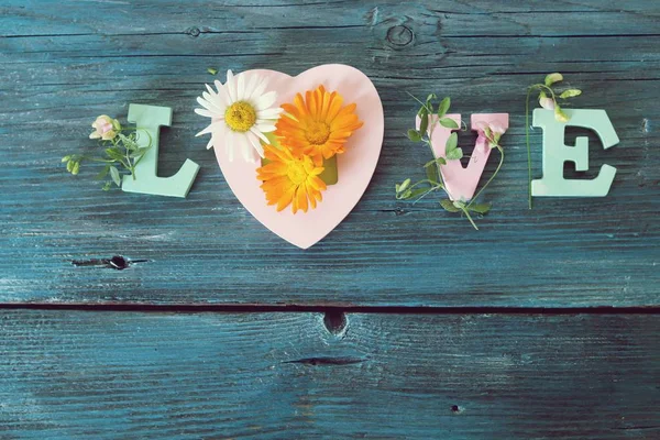 Liefde Woord Van Houten Letters Bloemen Tafel Bovenaanzicht Felicitatie Concept — Stockfoto