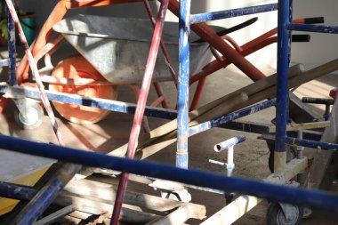 İnşaat, atölye, sanayi, metal ve ahşap dokusu için araç ve gereçler