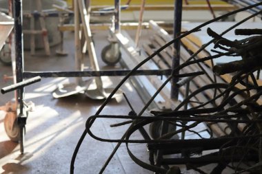 İnşaat, atölye, sanayi, metal ve ahşap dokusu için araç ve gereçler