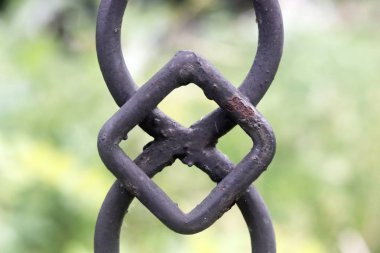 Doğal ortamında eski demir metaldokusu, dövme çit parçası,