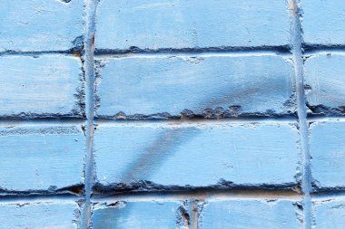 Eski taş duvarın dokusu maviye boyanmıştır.