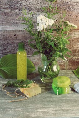 Banyo hazırlığı için doğal sabun, jel, taze şifalı bitkiler, cilt bakımı, mevsimlik spa prosedürleri, yaz, sonbahar
