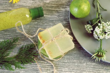 Doğal sabun, kireç ve limon, banyo hazırlığı için taze şifalı bitkiler, cilt bakımı, mevsimlik spa tedavileri, yaz, sonbahar