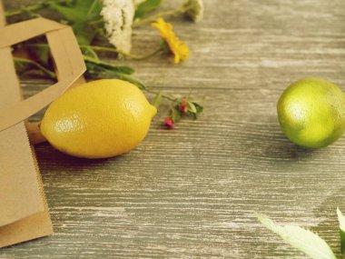 Limon, limon, mutfak masasında piyasadan paketten çiçekler, sağlıklı gıda, yaz mevsimi, sonbahar