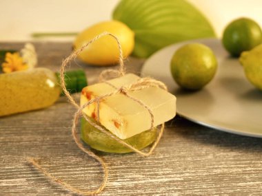 Doğal sabun, kireç ve limon, banyo hazırlığı için taze şifalı bitkiler, cilt bakımı, mevsimlik spa tedavileri, yaz, sonbahar