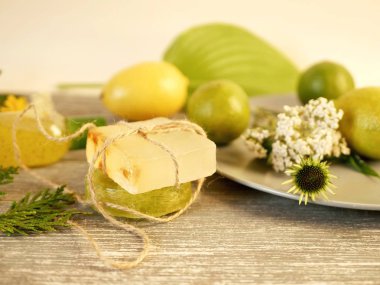 Doğal sabun, kireç ve limon, banyo hazırlığı için taze şifalı bitkiler, cilt bakımı, mevsimlik spa tedavileri, yaz, sonbahar