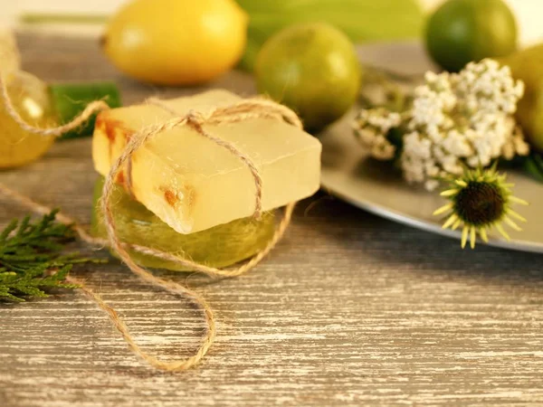 Doğal sabun, kireç ve limon, banyo hazırlığı için taze şifalı bitkiler, cilt bakımı, mevsimlik spa tedavileri, yaz, sonbahar