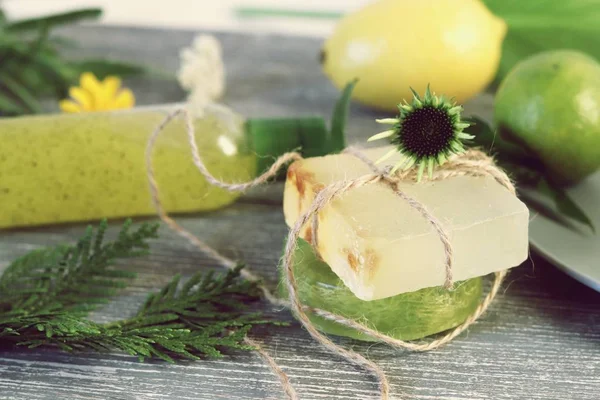 Натуральное Мыло Лайм Лимон Свежие Лекарственные Растения Приготовления Ванны Уход — стоковое фото