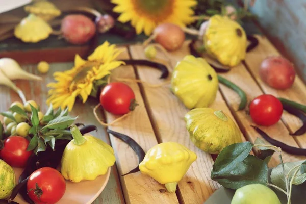 Verduras Frescas Brillantes Frutas Flores Una Mesa Madera Comida Saludable — Foto de Stock