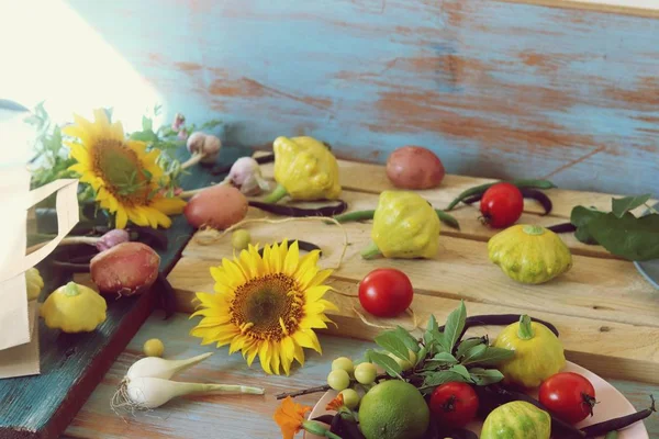 Helles Frisches Gemüse Obst Und Blumen Auf Einem Holztisch Aus — Stockfoto
