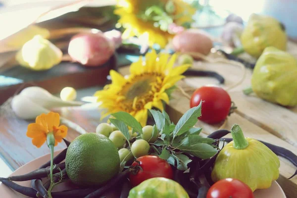 Φωτεινά Φρέσκα Λαχανικά Φρούτα Και Λουλούδια Ένα Ξύλινο Τραπέζι Υγιεινό — Φωτογραφία Αρχείου