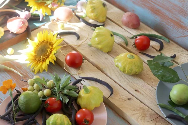 Ahşap bir masada parlak taze sebze, meyve ve çiçekler, sağlıklı gıda, yaz mevsimi, sonbahar