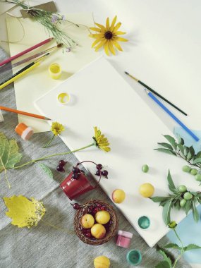  Sanat malzemeleri, çiçek ve meyve dekoratif kompozisyon, üst görünüm, okul için hazırlık, yaz mevsimi, sonbahar