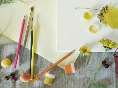  Sanat malzemeleri, çiçek ve meyve dekoratif kompozisyon, üst görünüm, okul için hazırlık, yaz mevsimi, sonbahar