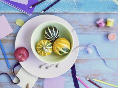  Taze sebze, meyve ve dekor mavi bir arka plan, üst görünümü, yaz mevsimi, sonbahar