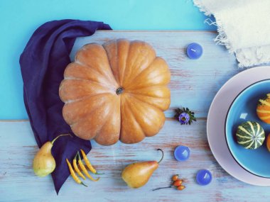 Kabaklar, mumlar, çiçekler ve bez masada, üst görünümü, sonbahar mevsimlik tatil, Cadılar Bayramı için iç dekorasyon