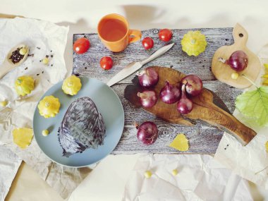 Sarı ve mor parlak sebzeler, çiçekler, ahşap bir masada baharatlar, mevsimlik, sağlıklı gıda hazırlamak için malzemeler, yaz mevsimi, sonbahar