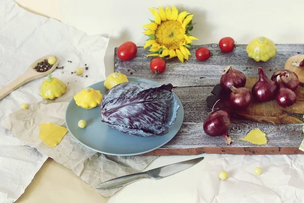 Verduras Brillantes Color Amarillo Púrpura Flores Especias Una Mesa Madera — Foto de Stock