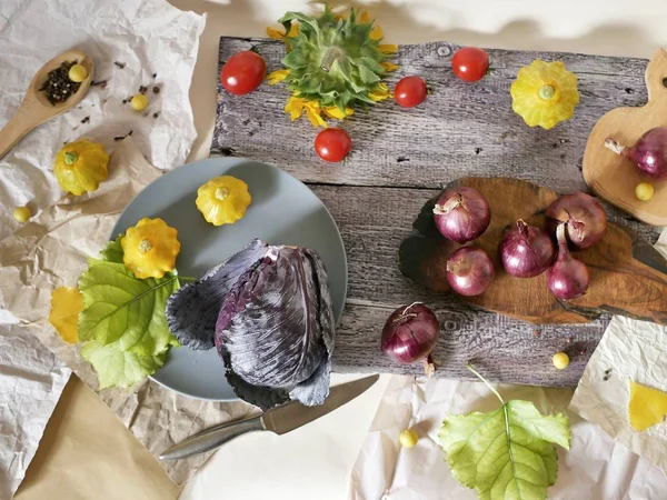 Verduras Brillantes Color Amarillo Púrpura Flores Especias Una Mesa Madera — Foto de Stock