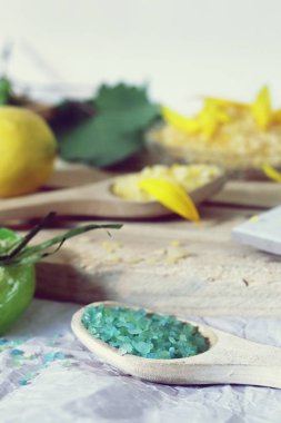 Doğal sabun, deniz tuzu, ahşap arka plan üzerine limon, vücut bakımı ve gevşeme ürünleri, spa prosedürleri, sağlıklı yaşam tarzı