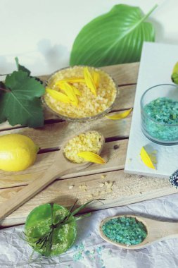 Doğal sabun, deniz tuzu, ahşap arka plan üzerine limon, vücut bakımı ve gevşeme ürünleri, spa prosedürleri, sağlıklı yaşam tarzı
