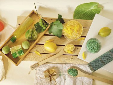 Doğal sabun, deniz tuzu, ahşap arka plan üzerine limon, vücut bakımı ve gevşeme ürünleri, spa prosedürleri, sağlıklı yaşam tarzı
