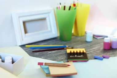 Defter, sanat ve kırtasiye malzemeleri, ahşap bir masa üzerinde bir çerçeve, okula geri, öğrenmeye hazırlık, eğitim