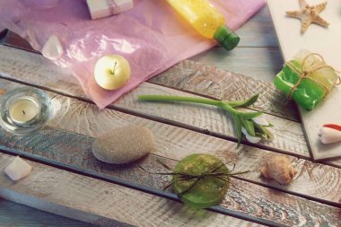 Doğal sabun, ışıklı mumlar, çiçek, deniz taşları ve kabukları ahşap bir masa, Spa prosedürleri, vücut bakımı, sağlıklı yaşam tarzı