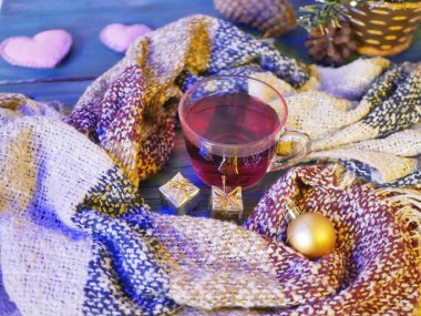 Noel-Tree dekor, altın hediyeler, akşam aydınlatma, Noel kavramı, ev kış mevsimsel tatillerin arka plana karşı kabarık bir eşarp ile sarılmış çay bir fincan