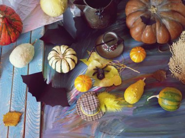 Ahşap bir arka planda kabak, yaprakları ve mistik dekor çeşitli dekoratif kompozisyon, Cadılar Bayramı, sonbahar, üst görünüm