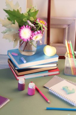 Kitaplar, çiçekler, elma, kırtasiye, çerçeveler ve renkli kağıt masada, eğitim, okula geri, yaz, sonbahar