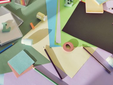 Parlak renkli kağıt, harfler, masada kırtasiye, üst görünüm, yazıtlar için arka plan, okula geri, eğitim