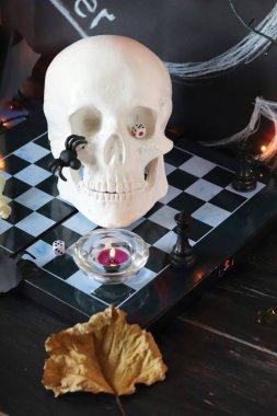 Cadılar Bayramı için iç dekorasyon için dekoratif kompozisyon, kafatası, yanan mumlar, dekor, sonbahar yaprakları, yazıt 31 Ekim ile siyah bir arka plan üzerinde aydınlatma