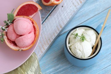 Doğal dondurma, greyfurt, ahşap bir masada fesleğen, lezzetli ve sağlıklı tatlı, mevsimlik gıda