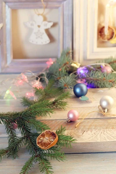 Dekor Beleuchteter Weihnachtsbaum Weihnachtliches Spielzeug Und Getrocknete Zitronenscheiben Auf Einem — Stockfoto