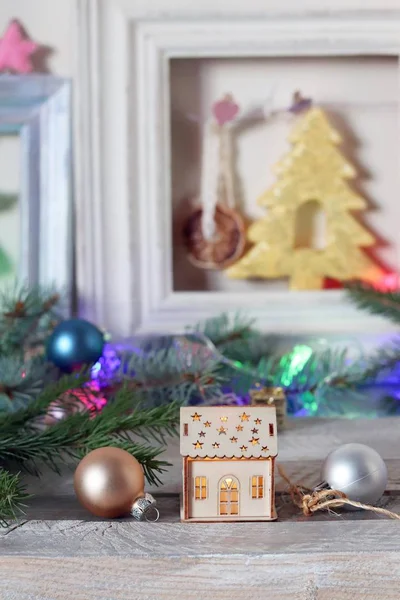 Dekor Weihnachtsbaum Mit Illumination Neujahrsspielzeug Auf Holztisch Saisonale Winterferien — Stockfoto