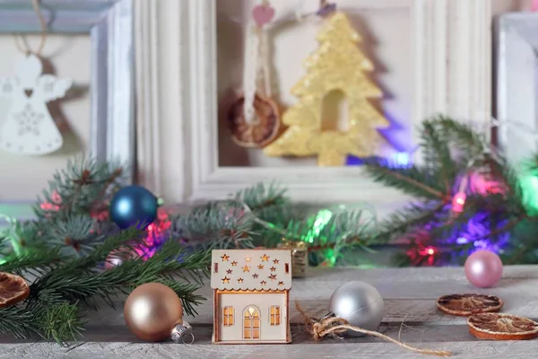 Διακόσμηση Φωτισμένο Χριστουγεννιάτικο Δέντρο Χριστουγεννιάτικα Παιχνίδια Και Φέτες Αποξηραμένου Λεμονιού — Φωτογραφία Αρχείου