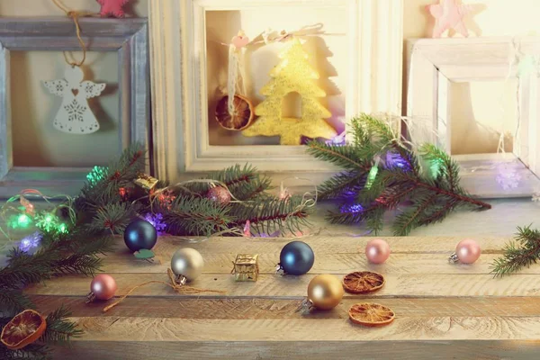 Декор Подсвеченная Елка Рождественские Игрушки Ломтики Сушеного Лимона Деревянном Столе — стоковое фото