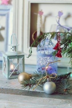 Ahşap bir masa noel topu, koniler, ladin dalları, dekoratif ışıklar, aydınlatma, mevsimlik kış tatilleri için iç süslemeleri