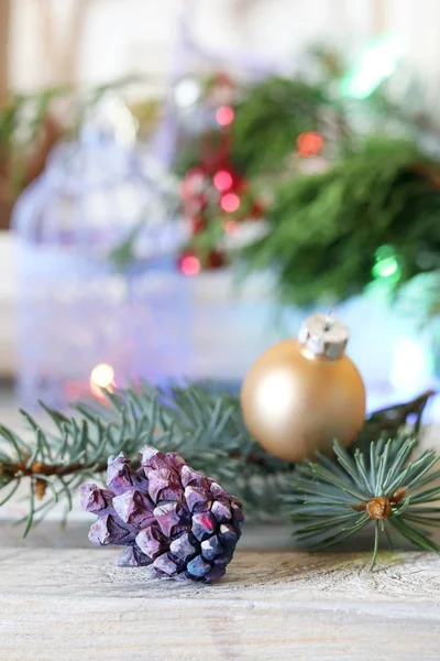 Una Mesa Madera Bola Navidad Conos Ramas Abeto Luces Decorativas — Foto de Stock